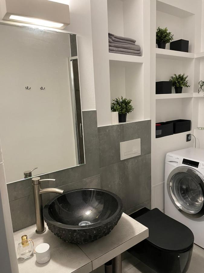 Grey Gucci Apartment City Center ワルシャワ エクステリア 写真